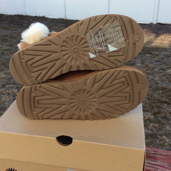 UGG W IRINA STAR CHARM - Picture 4 of 6